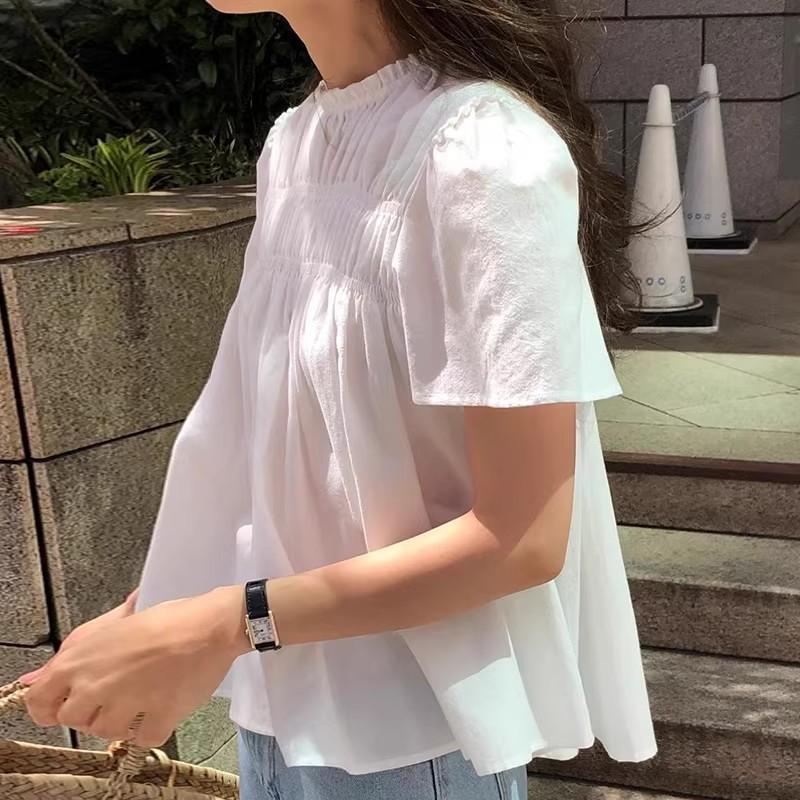 เสื้อเชิ้ตแขนสั้นคอกลม ระบายชาย ดีเทลสม็อคตรงอก จับจีบไหล่ เรียบหรูน่ารักสไตล์เกาหลี สีขาว/ดำ แมตช์ง่าย W628