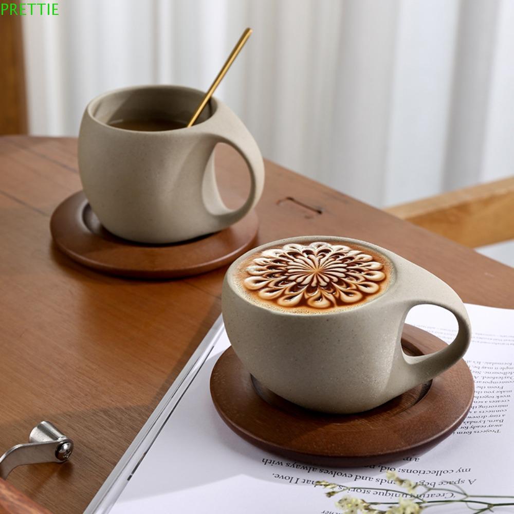PRETTIE เครื่องปั้นดินเผาหยาบถ้วยกาแฟศิลปะสมัยใหม่, สไตล์ญี่ปุ่นด้ามจับโค้งมนถ้วยลาเต้ท้องใหญ่, เรียบง่ายพร้อมจานรองไม้ ถ้วยชาเซรามิกเคลือบวินเทจคาเฟ่
