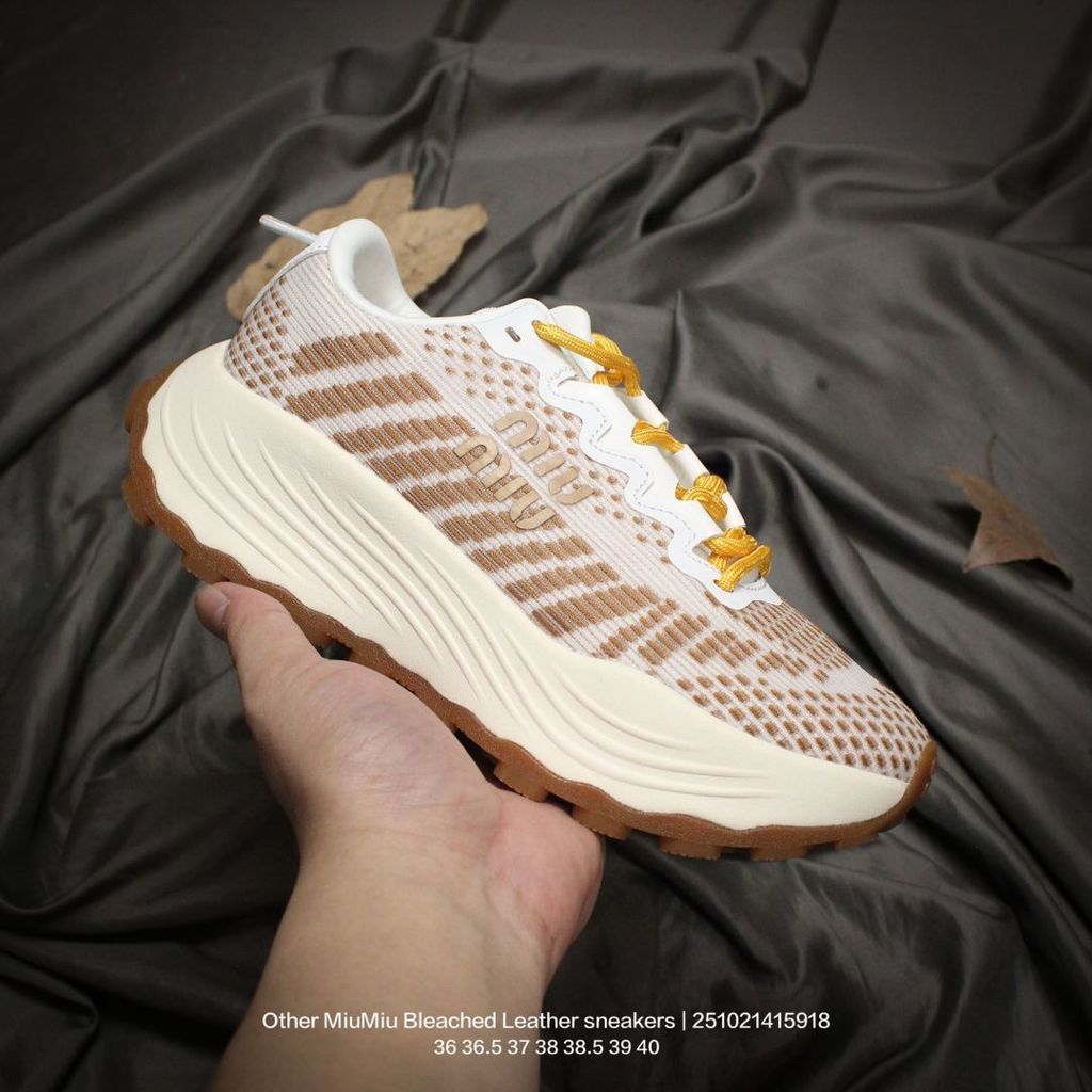 MiuMiu รองเท้าผ้าใบสไตล์เรโทร หนังลูกวัวแท้ สวมใส่ง่ายและทนทาน ดีไซน์คลาสสิกทุกลุค