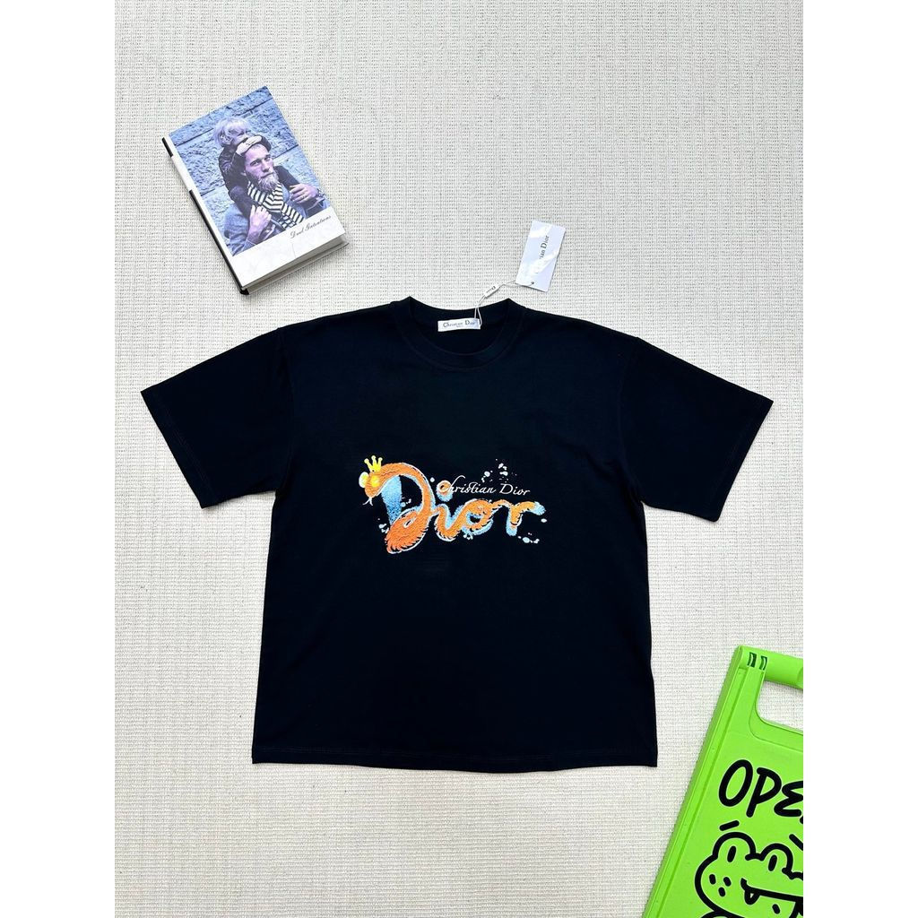 DIOR/DIOR/6XL คลาสสิกรอบคอแขนสั้นเสื้อยืดผู้ชายผู้หญิงสไตล์ขนาดใหญ่สีทึบ High-End Bottoming เสื้อฤดู