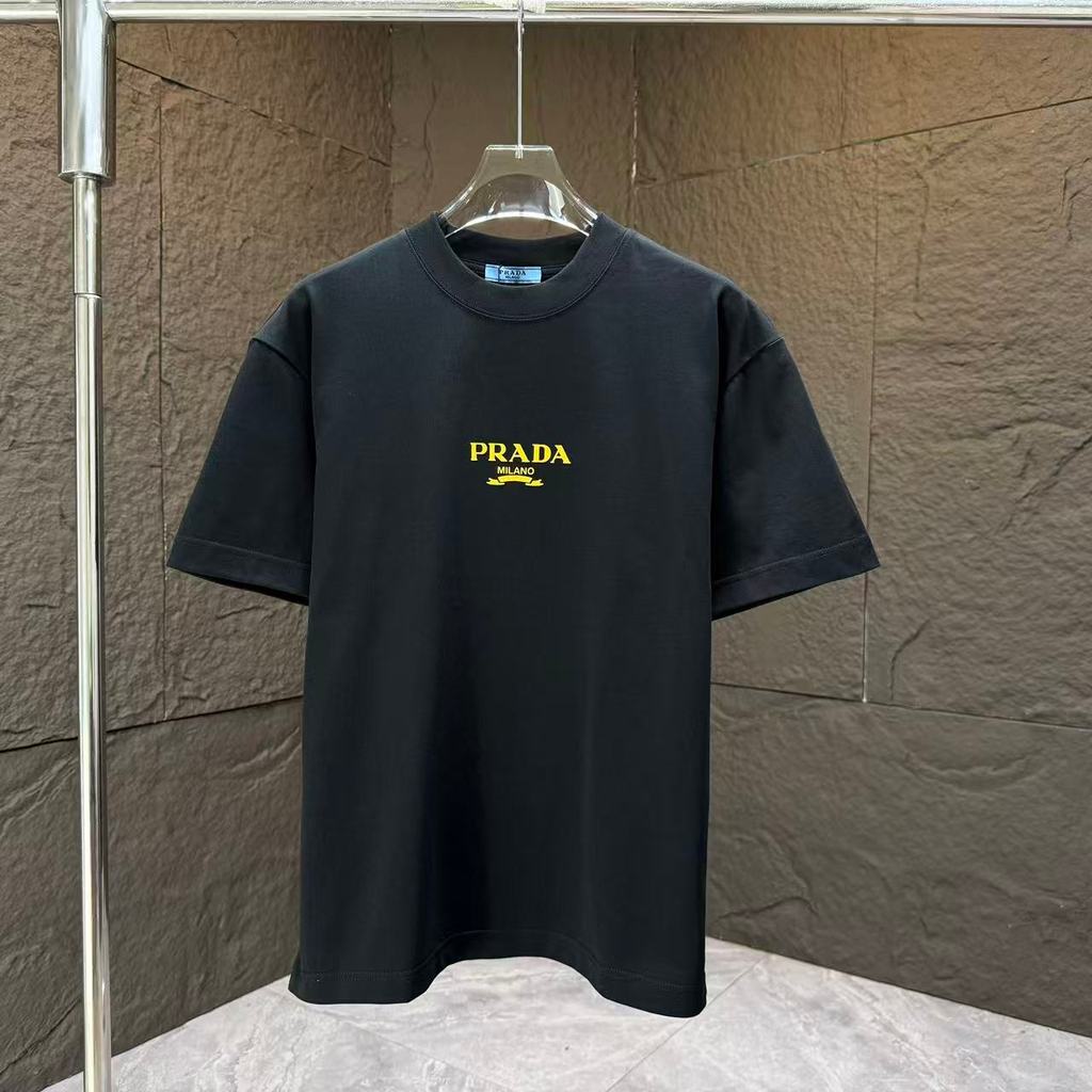 เสื้อยืด PRADA แขนสั้นสำหรับผู้ชายและผู้หญิง ต้นฤดูใบไม้ผลิ สไตล์ใหม่ สบายๆ กีฬาและลำลอง พิมพ์ลาย EZ