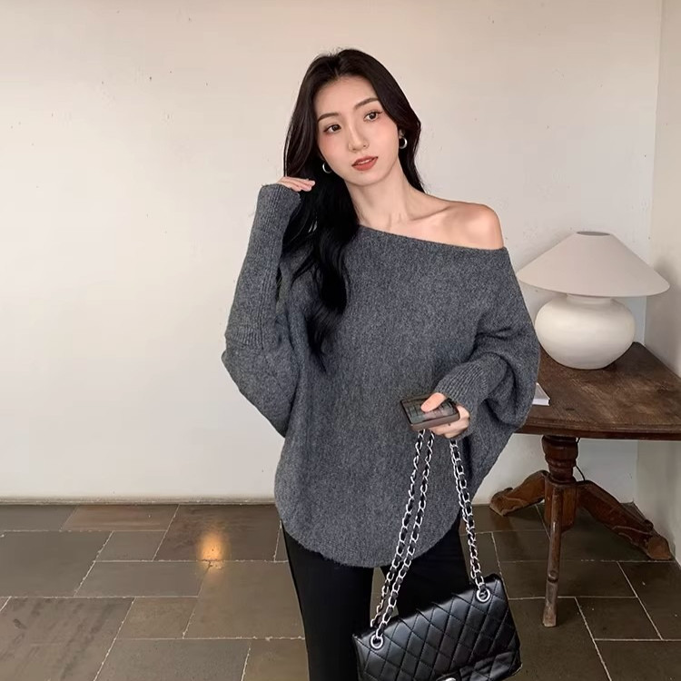 Red Berryเสื้อถักแขนกุดทรงไม่สมมาตรสำหรับผู้หญิง แขนทรงปีกค้างคาวสุดเก๋ คอเสื้อเฉียงM108
