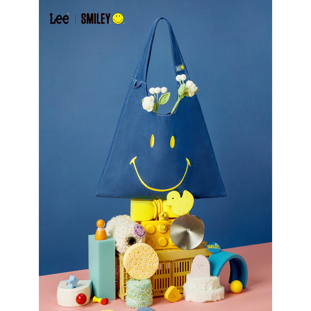 Lee Official Co-Branded Smiley Face Tote Bag กระเป๋าช้อปปิ้งอินเทรนด์ Denim Underarm Bag หญิงความจุข