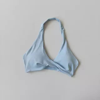 ชุดชั้นในสตรีแบบHalter สำหรับพิลาทิสและโยคะ ออกแบบมาเพื่อการฝึกฝนและการวิ่ง กระชับและสวมใส่ง่าย