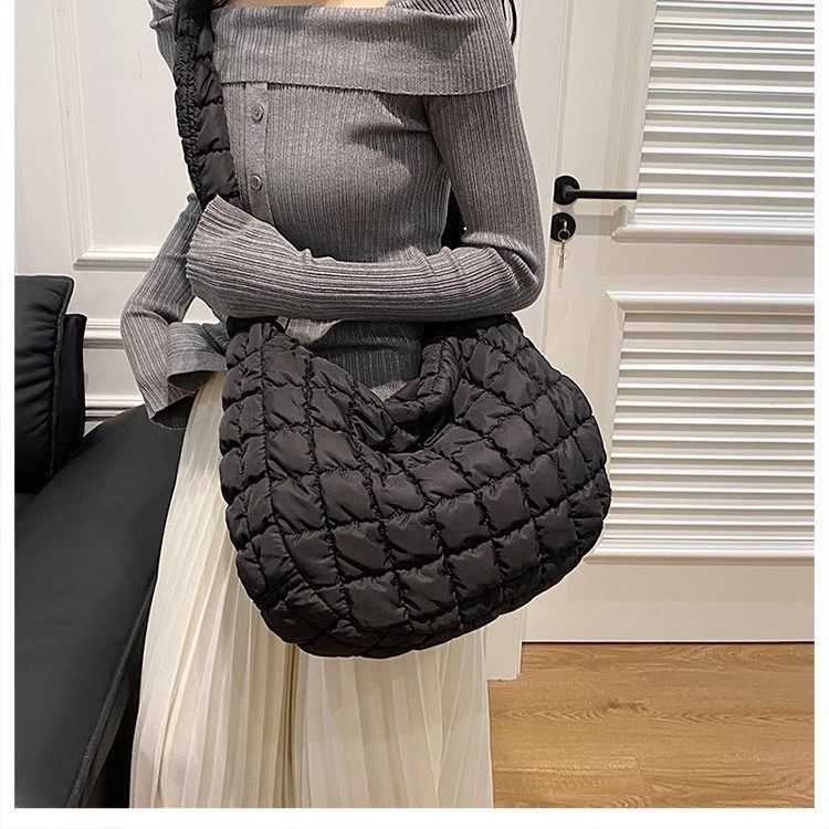 ความจุขนาดใหญ่ One-Shoulder Dumpling Bag Messenger Bag เวอร์ชั่นเกาหลี All-Match [E102] 2025 Cloud B