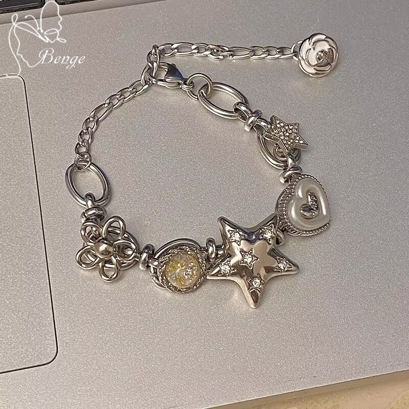 สร้อยข้อมือ charm หัวใจดาว สไตล์ Y2K dainty เครื่องประดับแฟชั่นสำหรับผู้หญิงและเป็นของขวัญวันเกิดที่น่ารัก
