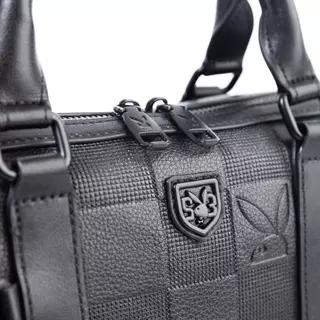 PLAYBOY รุ่น Dante Boston bag กระเป๋าสะพายข้าง รหัส ST-B261PBM343-BK ดีไซน์ทรงหมอน สี Pitch Black