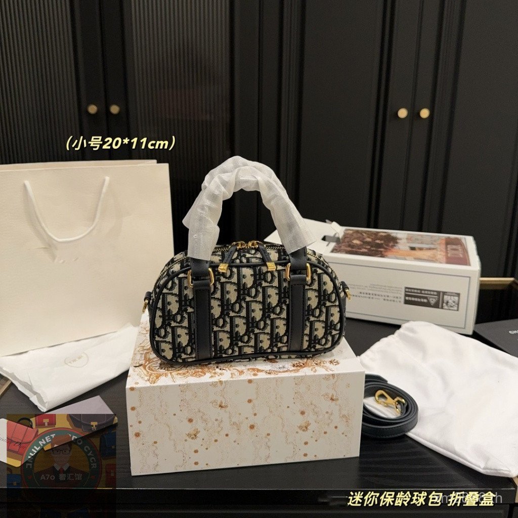 กระเป๋า Crossbody ผ้าใบปัก D Series Vibe จาก Real Shot A7o Premium Store - R8Z4