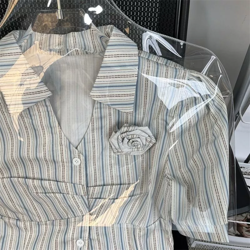 COCO เสื้อสุภาพสตรี แขนสั้น คอวี ลายดอกไม้ ทรง Slim Fit thumbnail 7