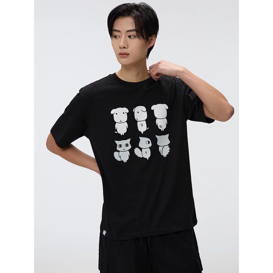 เสื้อยืดแขนสั้น.Spaos x Ganadi พิมพ์ลายสุนัขสีขาบแบบการ์ตูน