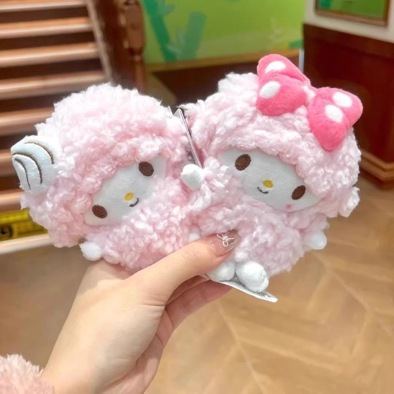 SANRIO พวงกุญแจจี้แกะ ซานริโอ ปินโน จี้ตุ๊กตาตุ๊กตาสุดน่ารัก ของขวัญวันเกิดที่สมบูรณ์แบบ