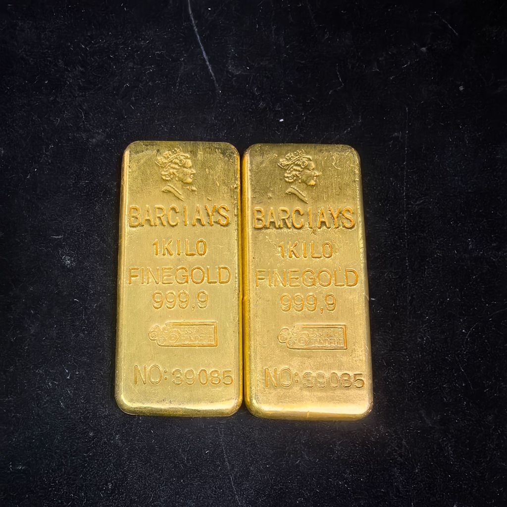 Gilt Distressed British Queen Brick 26.4.1