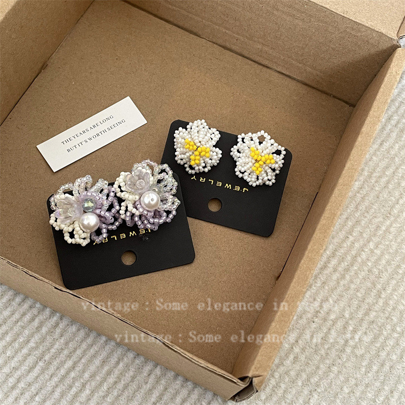 ต่างหูลูกปัดดอกไม้มุก สไตล์อ่อนโยนหรูหรา ออกแบบใหม่สำหรับปี 2025 จาก YATI