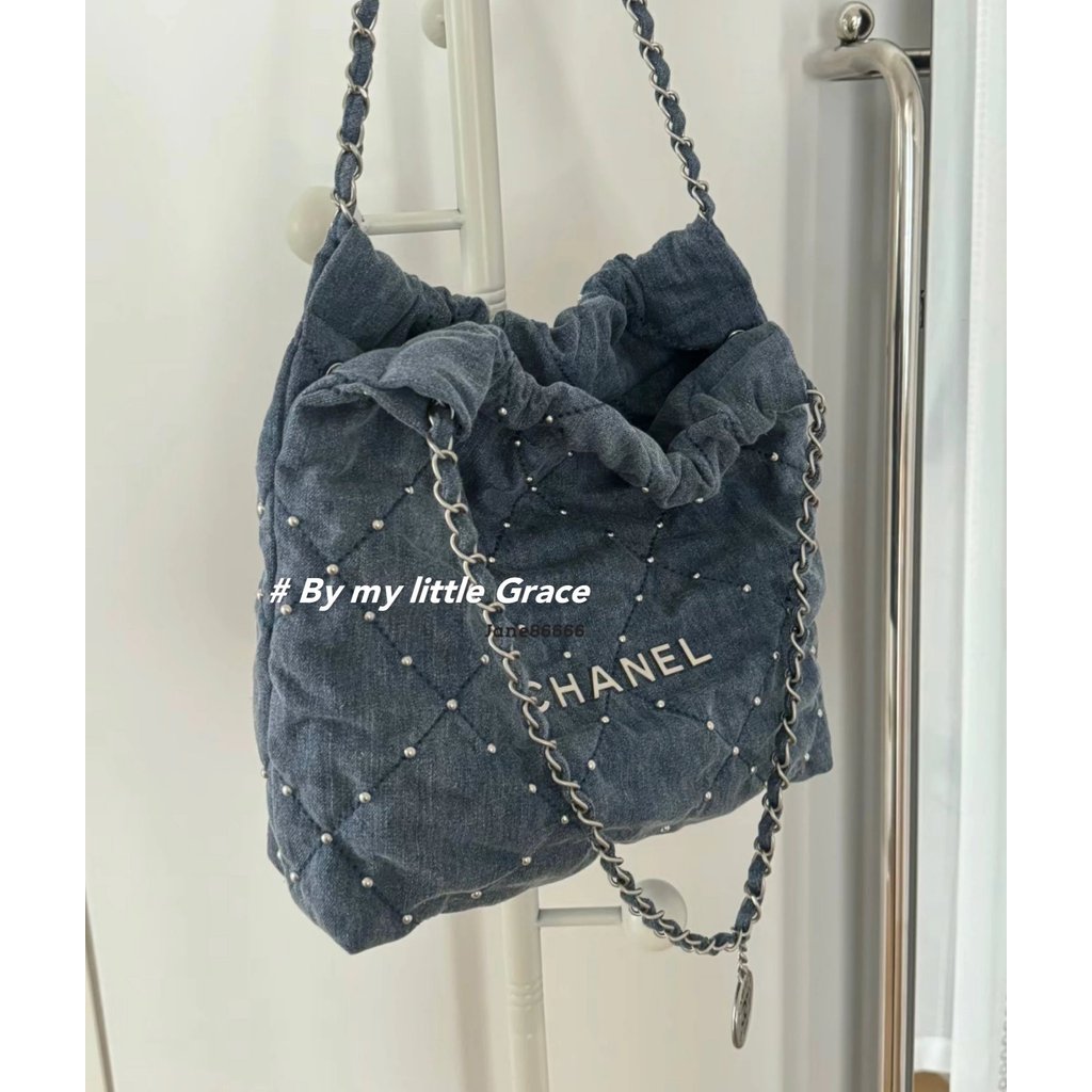 กระเป๋าโซ่แบบคล้องศตวรรษ ดีไซน์เหมือน Chanel พร้อมสายโซ่และกระเป๋าภายใน