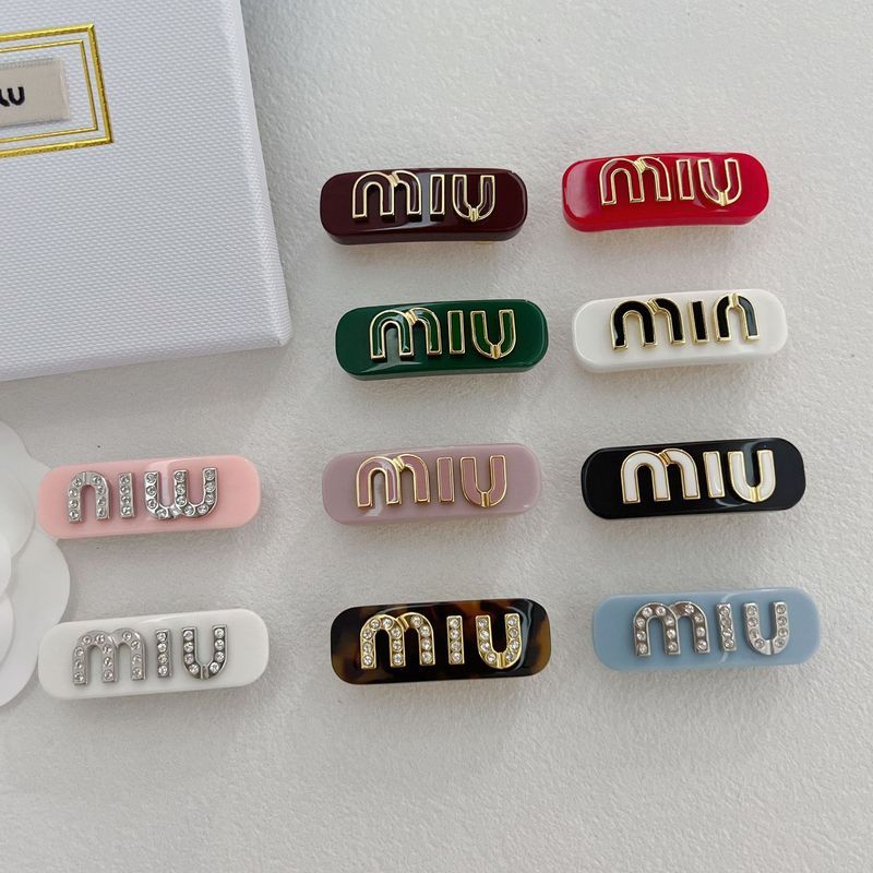 กิ๊บติดผม MiuMiu สำหรับสไตล์หรูหราและทันสมัย ดีไซน์พิเศษจาก Influencer