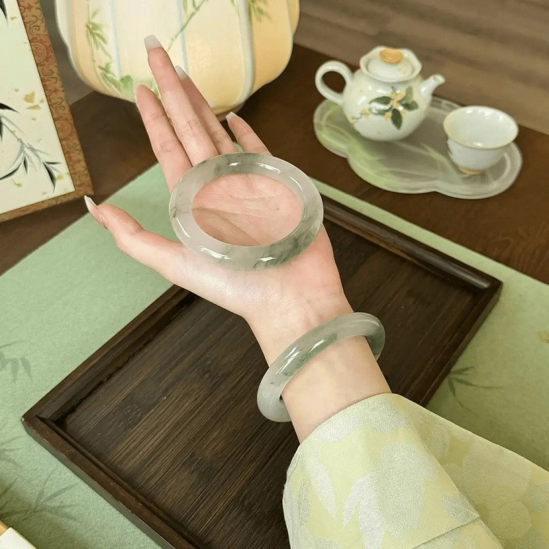 High-End แฟชั่นสร้อยข้อมือหยกดอกไม้กึ่งลอยรอบบาร์ความงาม ins