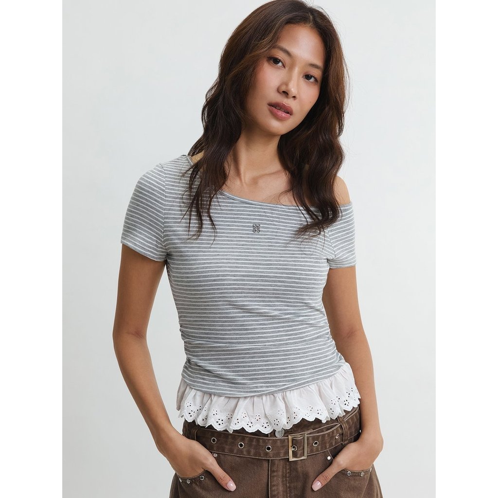[Pomelo] เสื้อยืดแขนสั้นลายทางเปิดไหล่ชายเสื้อลูกไม้ / Striped Off Shoulder Lace Hem Tee