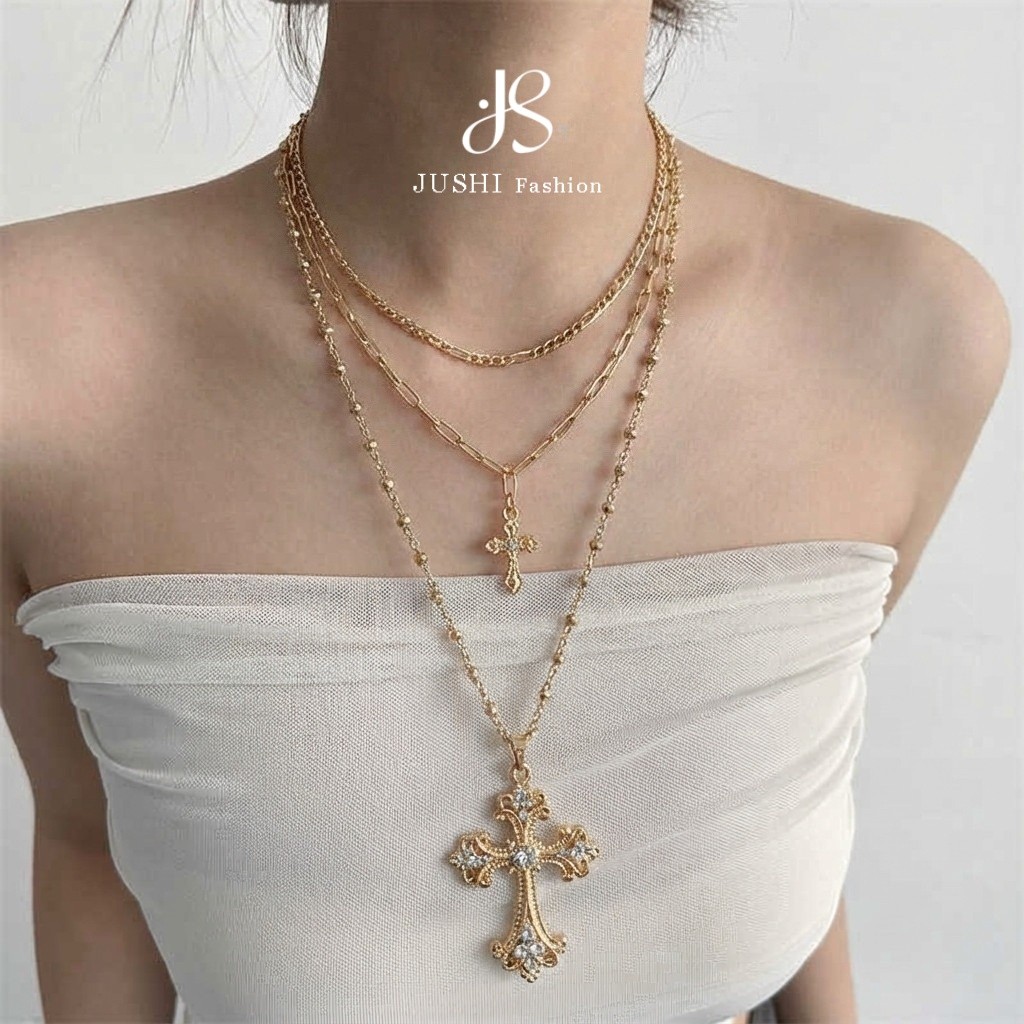 JUSHI Gothic Cross Layered สร้อยคอชุด 3 ชิ้น Rhinestone Y2K Punk เครื่องประดับปรับน่ารักอุปกรณ์เสริมสําหรับผู้หญิงความงามของขวัญ Kawaii Party อินเทรนด์