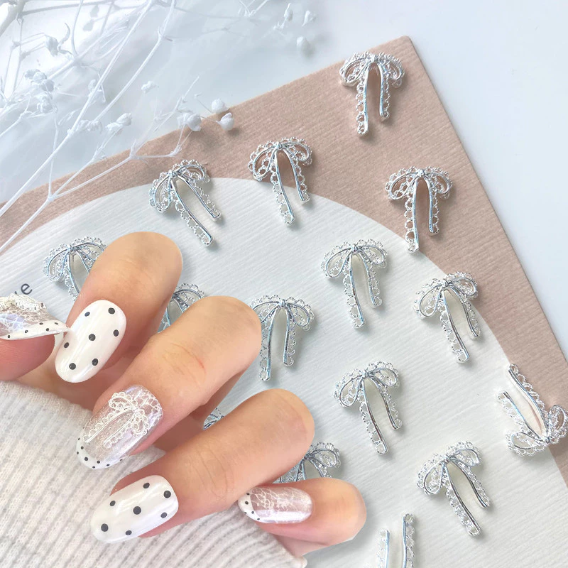 20 ชิ้นประณีตลูกไม้ Bowknot Nail Art Charms โลหะผสมทองเงินผีเสื้อตกแต่งเล็บ Rhinestones DIY