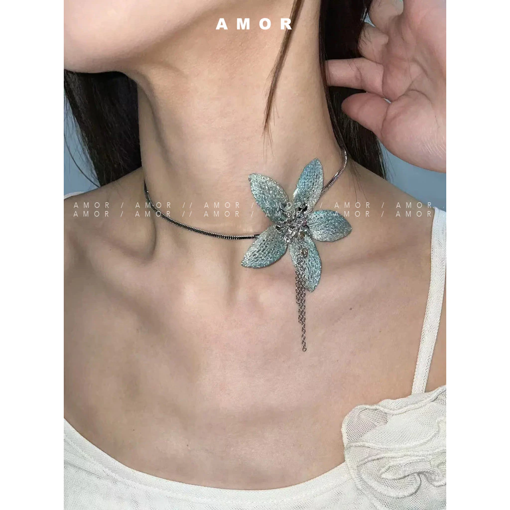 Niche Design Sweet Cool Aesthetic Blue Gradient Flower Tassel Necklace, Luxury Elegant Clavicle Chain