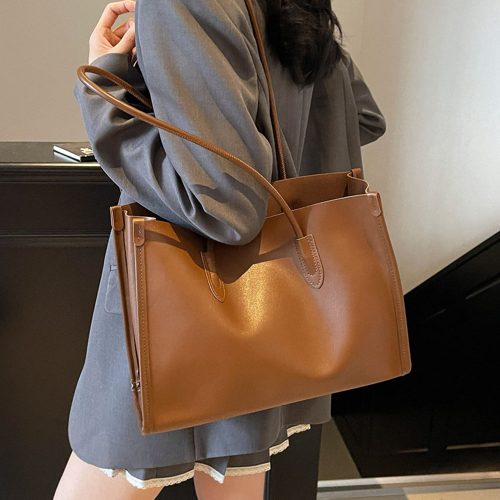 กระเป๋าโท้ทความจุขนาดใหญ่ ออกแบบใหม่สำหรับฤดูใบไม้ร่วงปี 2025 น้ำหนักเบาทามแฟชั่นสำหรับผู้หญิง ใช้งานได้หลากหลายโอกาส