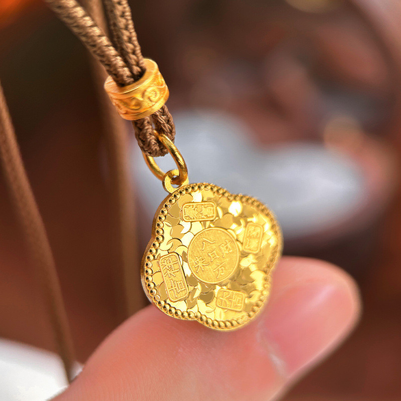 Niche High-End หรูหรากระพริบน้ําแข็งน้ําแข็งคํามงคล Bafanglai Cai Four-Leaf Clover จี้ทรายทองสร้อยคอ