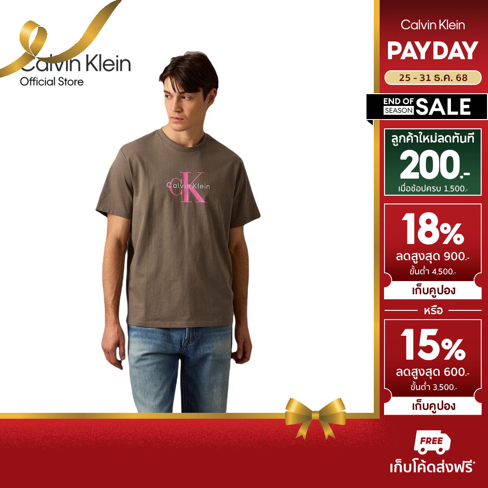 CALVIN KLEIN เสื้อยืดคอกลมแขนสั้นผู้ชาย Monogram Logo ทรง Regular รุ่น 4RB862G RMT - สีน้ำตาล