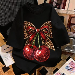TEE·SHOP🍀 เสื้อยืด oversize เสื้อเท่ๆ เกาหลี "Cherry Bow" เสื้อแฟชั่นใ เกาหลีสไตล์ พิมพ์ลาย ผ้านิ่มใส่สบาย COD