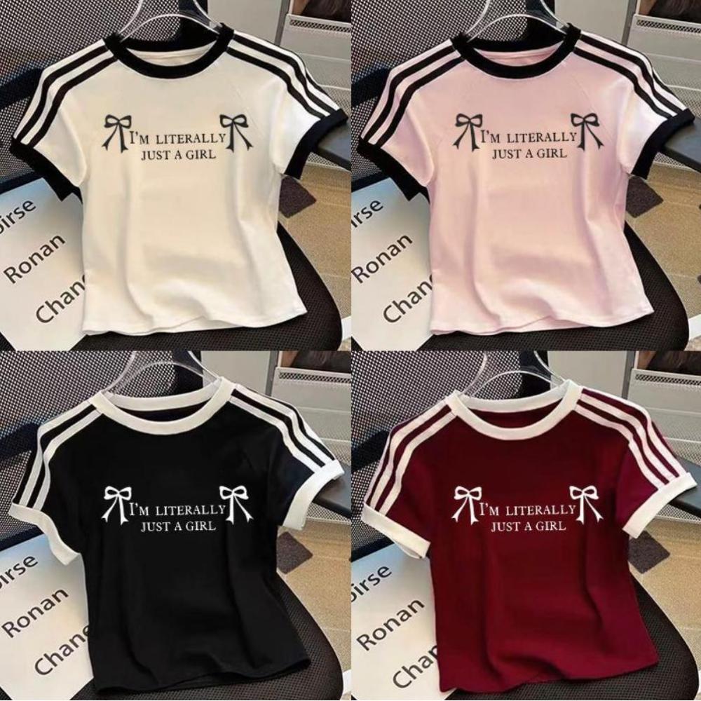 [M-4XL มีไซส์หลายแบบให้เลือกค่ะ) เสื้อเชิ้ตแขนสั้นสามแถบยอดนิยมพร้อมโบว์และพิมพ์ตัวอักษรภาษาอังกฤษ เสื้อยึด สไตล์อเมริกั