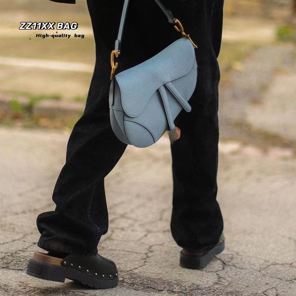 กระเป๋าสะพายข้างสไตล์.Crossbody ทำจากหนังวัว มาในกล่องบรรจุหรูหรา