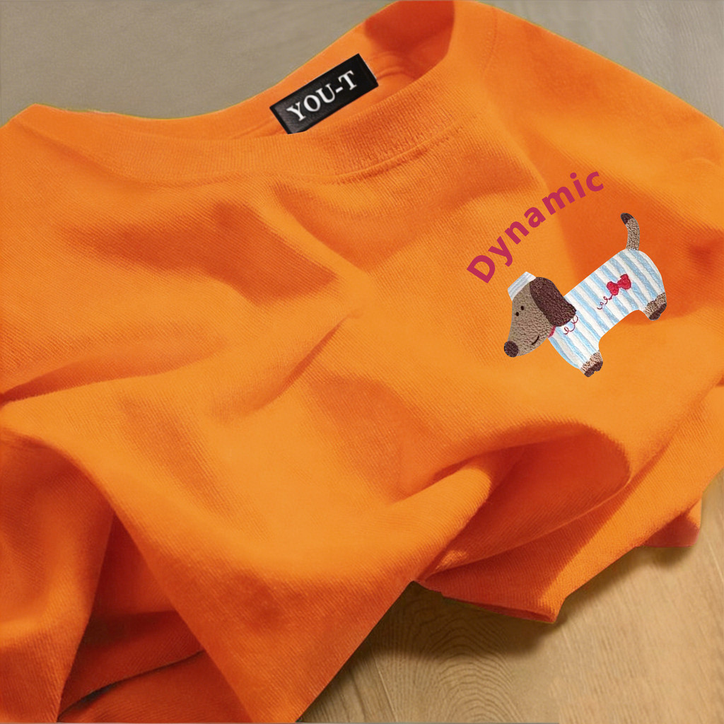 T42.SHOP🌸เสื้อเหลือง เสื้อน่ารัก Dachshundพิมพ์ลาย“DYNAMIC”เสื้อเกาหลี โคตรนุ่ม OVERSIZEผ้าcotton100% เสื้อคอกลม【COD】