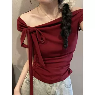 Pitlu เสื้อครอปสั้นไหล่ลำเอียง มัดโบว์ข้าง ด้านข้างรัดรูป แขนสั้น ทรงกระชับเอว สไตล์หวานเซ็กซี่ สีขาว สีดำ สีแดงไวน์ เสื้อท็อปผู้หญิงฤดูร้อน ส่งจากประเทศไทย