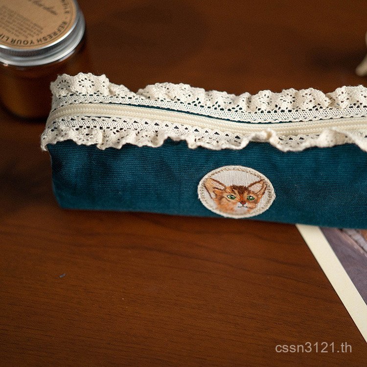 สาวแมวย้อนยุคที่ทําด้วยมือวรรณกรรมกรณีดินสอมาลาไคต์สีเขียวผ้าลูกฟูกเย็บปักถักร้อยลูกไม้น่ารักนักเรีย