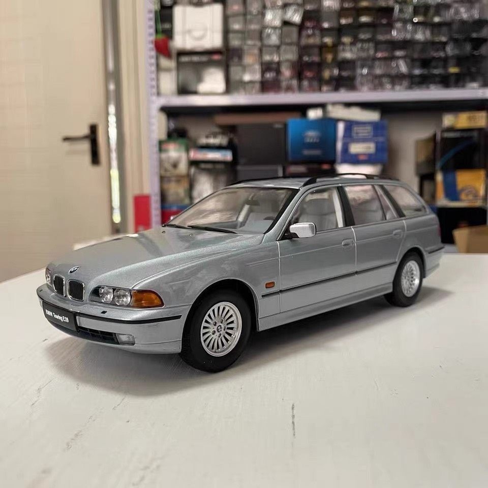 1: 18 Triple9 BMW BMW 5 Series Touring Car E39 Touring 1998 โมเดลรถ สีเงิน