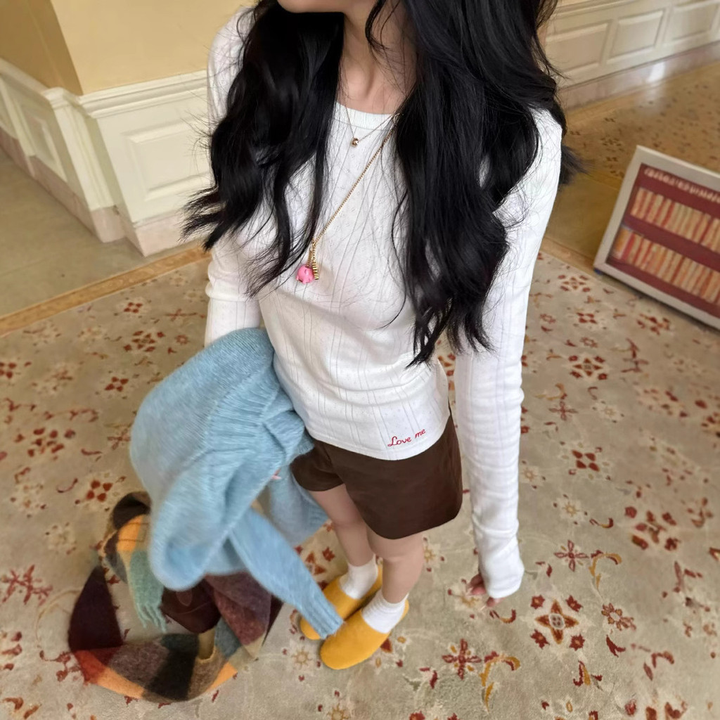 เสื้อยืดผู้หญิงแขนยาวสีขาว รอบคอด้านใน มีการเย็บปักซับtle