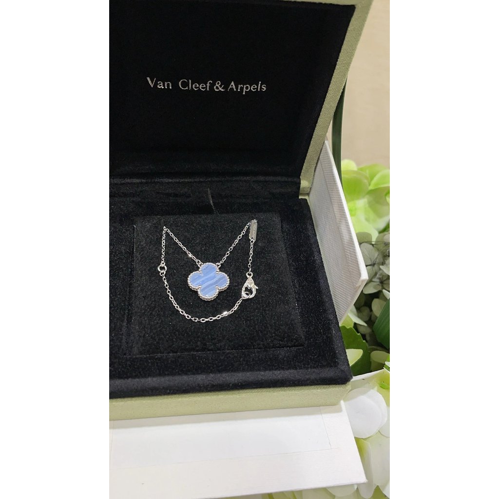 สร้อยคอ Vnc Yabao แบบใบโคลเวอร์สี่ใบ คริสตัล Chalcedony สีม่วง ทำจากวัสดุทองทั้งตัว พร้อมการแกะสลักด