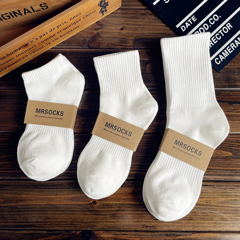100% cotton unisex sports socks in black and white solid colors