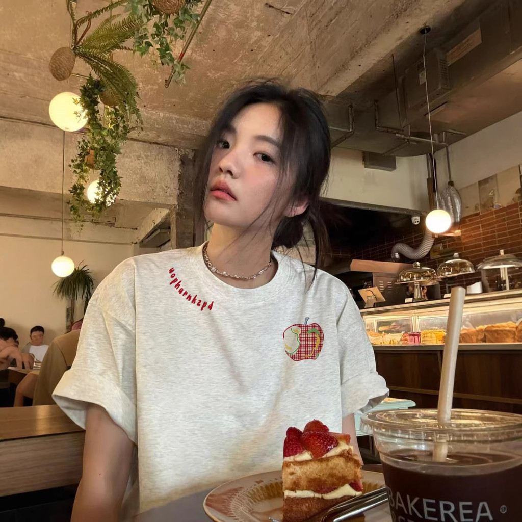 แขนสั้นอเมริกันซอก正หลวมสไตล์ร้อนที่สวยงามเสื้อผ้าฝ้ายแท้ความรู้สึกห้างสรรพสินค้าทีเสื้อยืดฤดูร้อนไหล่ออกแบบด้านบนผู้หญิงครึ่ง2026 FDXM ราคา ถูกที่สุด ดีลบีเคเค