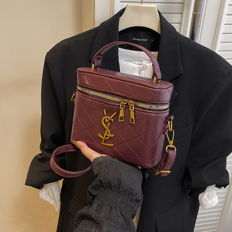 กระเป๋าสะพายข้าง One Shoulder Cross Body ขนาดกระทัดรัด พกพาได้อย่างสะดวก เหมาะสำหรับสุภาพสตรี มาพร้อ