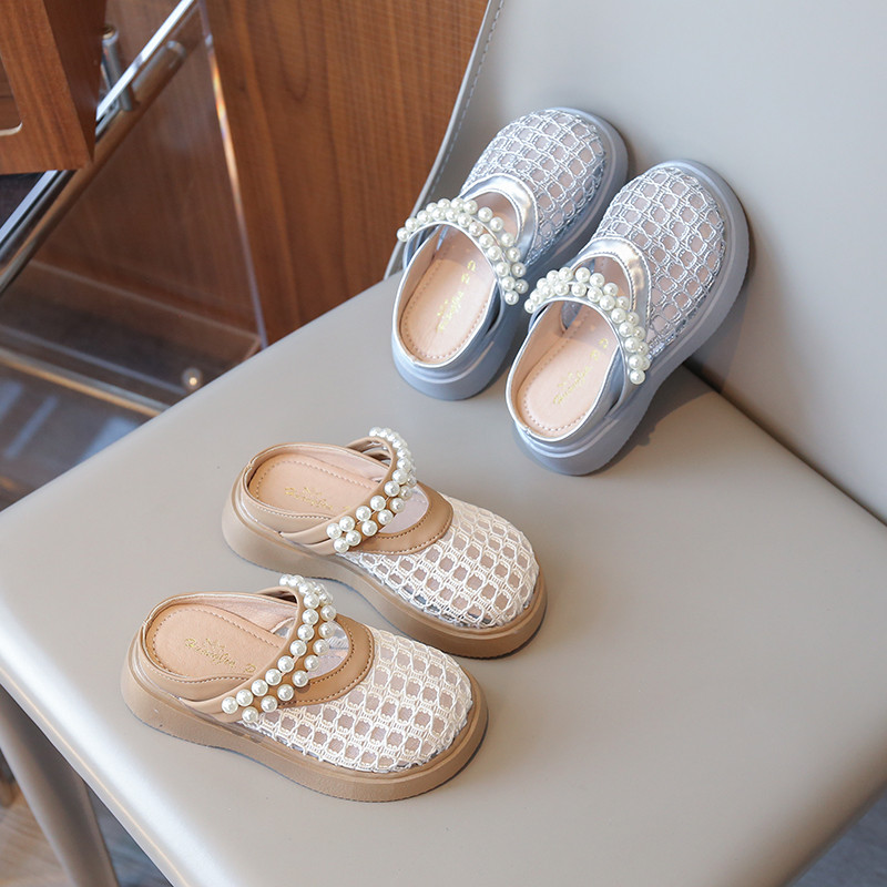 รองเท้าแตะตาข่ายกลวงสำหรับเด็กหญิง ปี 2026 มาใหม่ ดีไซน์ลูกปัดเงาวางแบบพิเศษ พื้นนุ่มสวมใส่ง่ายทุกวันกลางแจ้ง