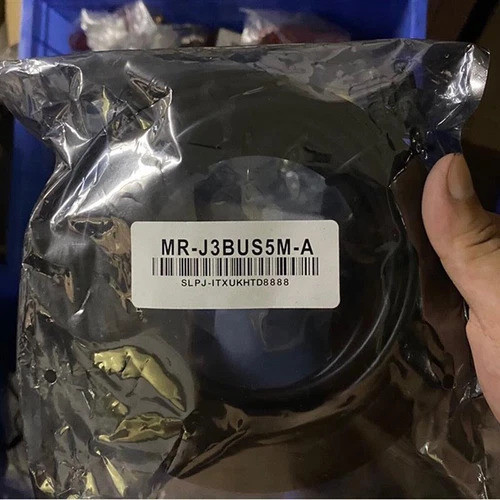 1PC ใหม่ Mitsubishi MR-J3BUS5M-A สาย MRJ3BUS5MA จัดส่งฟรี