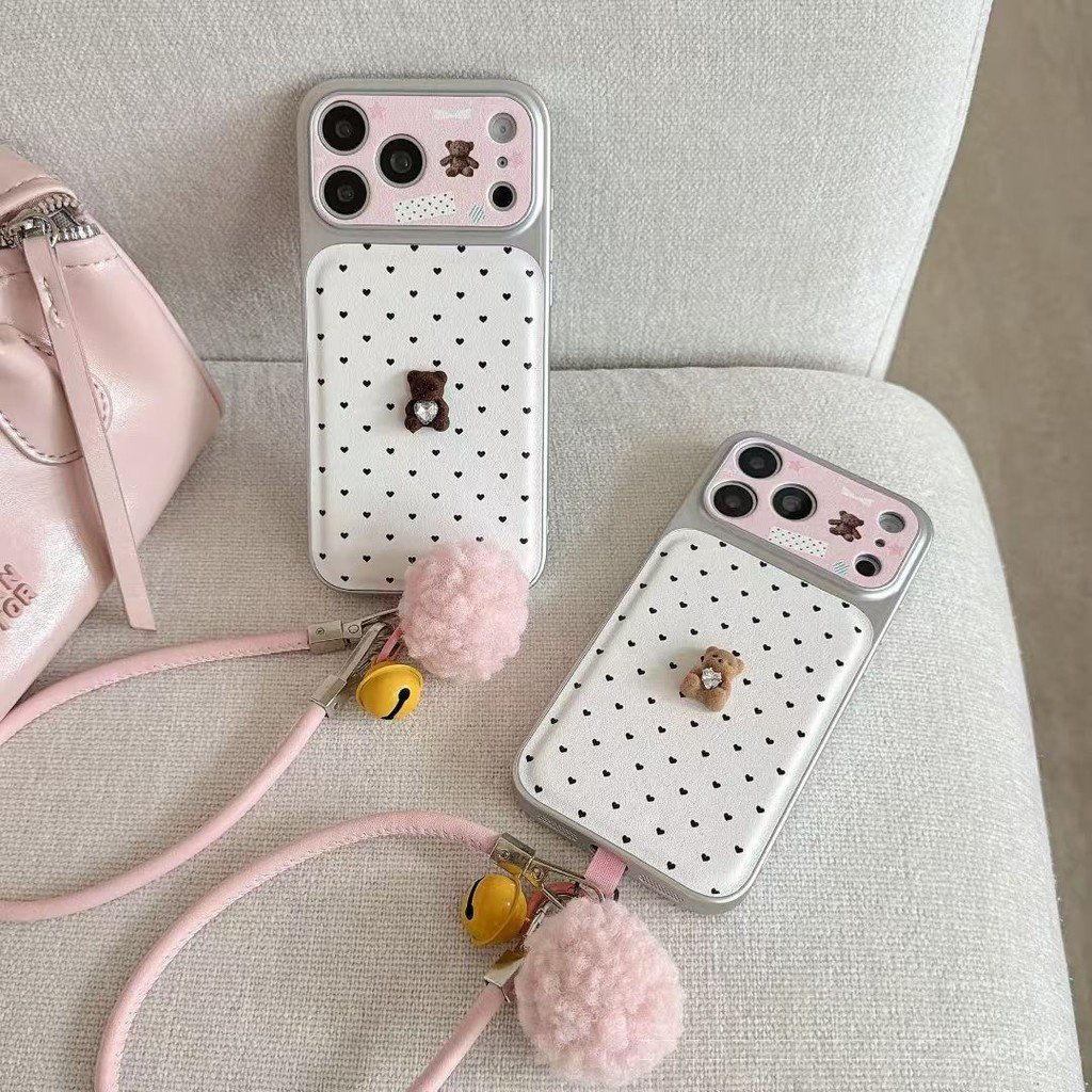 กันกระแทก iPhone สำหรับผู้หญิง สไตล์ Chanel ลายหัวใจพร้อมสายคล้องมือ ซิลิโคนนุ่ม สำหรับ iPhone 17 Pro Max 16 15 14 13