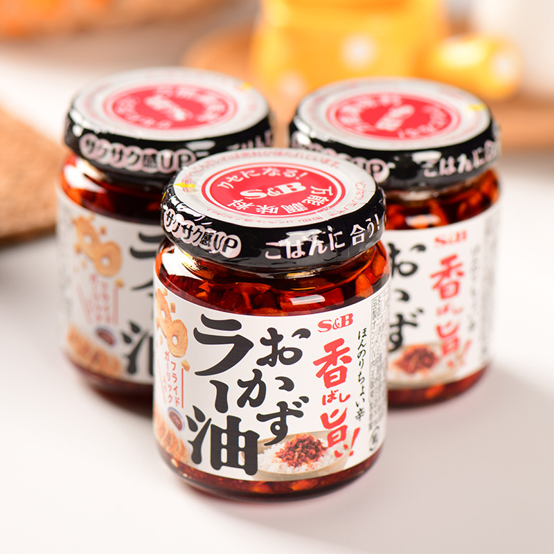 หอม อร่อย!Japan Japan S & B Esbi Chili Oil Garlic Almond Chips ซอสพริกปรุงรสสลัดเย็น