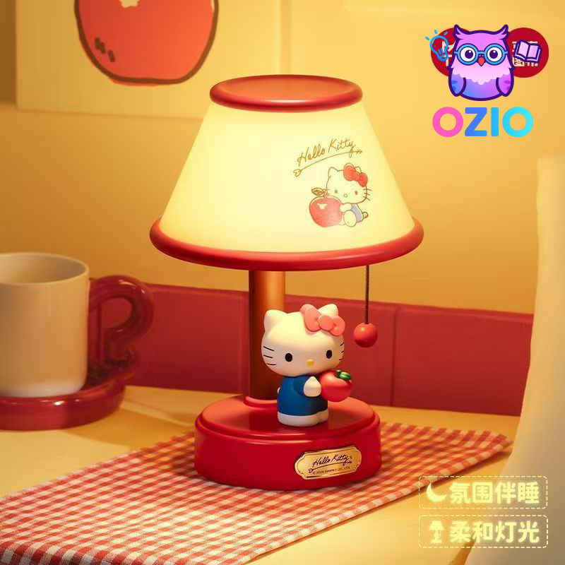พร้อมสต็อก [ของแท้] Hello kitty โคมไฟตั้งโต๊ะขนาดเล็กความรู้สึกระดับไฮเอนด์ห้องนอนโคมไฟนอน Creative Hello Kitty โคมไฟตกแต่งเดสก์ท็อปตกแต่ง Hello Kitty ของขวัญ