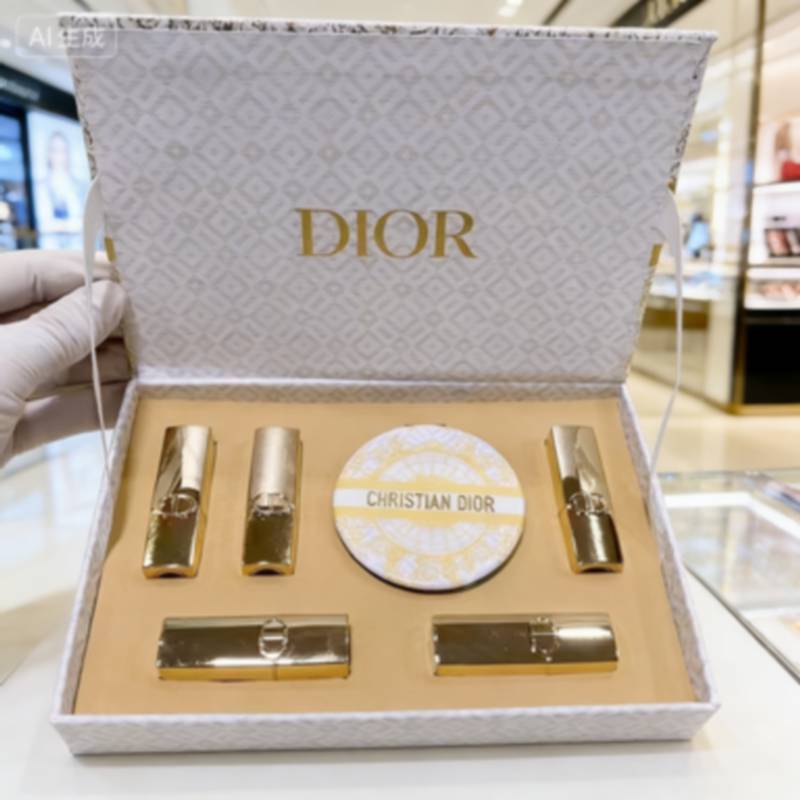 ถาม-12-ตัวอย่างนาฬิกาสีทองชุดห้าชิ้นประกอบด้วยตัวอย่างลิปสติกหลอดทอง 1.5ก * 5 สีจํานวน: 999 #720 #88