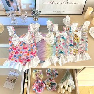 Dolemi Baby ชุดว่ายน้ำเด็ก หมวกคลุมหัว วันพีซ สำหรับเด็กหญิง ลายน่ารัก มีโบว์ หน้า-หลัง ผ้าไนลอน