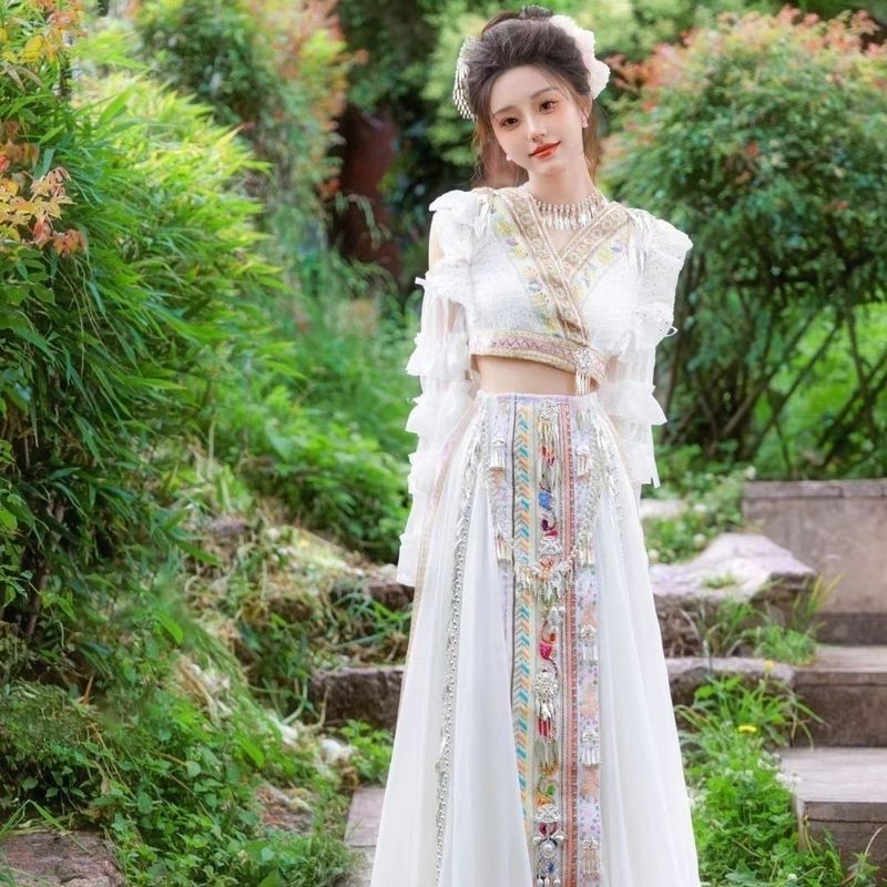 ชุดสูทสตรีสีขาวสไตล์ยูนนาน พร้อมสวมใส่ในการเดินทางถ่ายภาพที่Lijiang Dali
