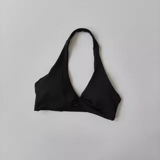 ชุดชั้นในสตรีแบบHalter สำหรับพิลาทิสและโยคะ ออกแบบมาเพื่อการฝึกฝนและการวิ่ง กระชับและสวมใส่ง่าย