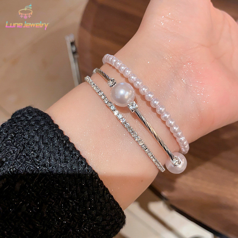 COD💖กำไลข้อมือยืดได้ 3 ชั้น ดีไซน์หรูหรา สำหรับผู้หญิง ประดับด้วยไข่มุกเทียม คริสตัลเทียม และเพชรเทียม-Lune