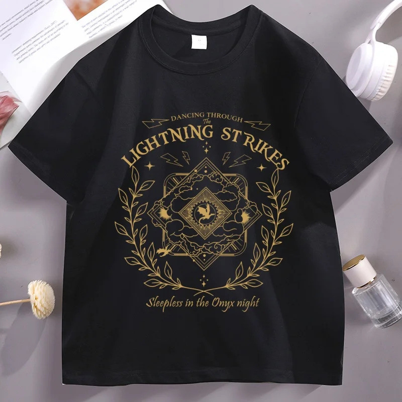 เสื้อยืด Onyx Storm Dancing สำหรับผู้ชายและผู้หญิง เสื้อยืดลายมังกรปีกที่สี่สำหรับคนรักมังกร เสื้อยืดผ้าฝ้ายทรงหลวม คอกล